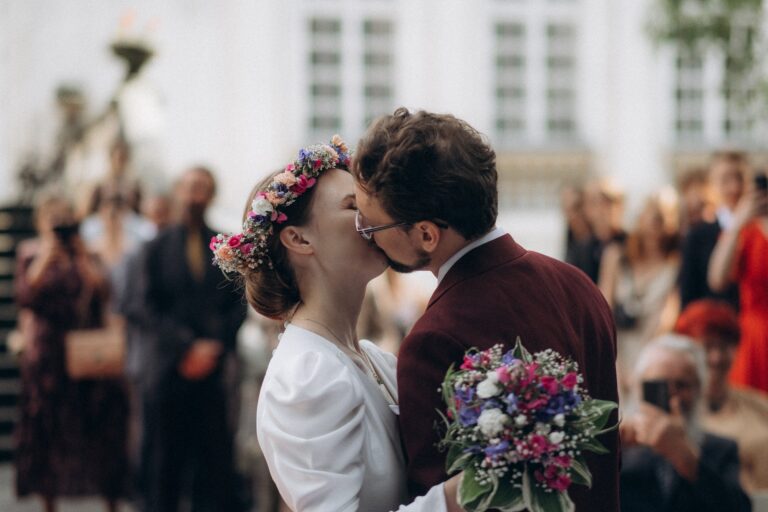 Karolina i Błażej podczas ceremonii zaślubin na tarasie Pałacu Radziwiłłów w Balicach położonego pod Krakowem