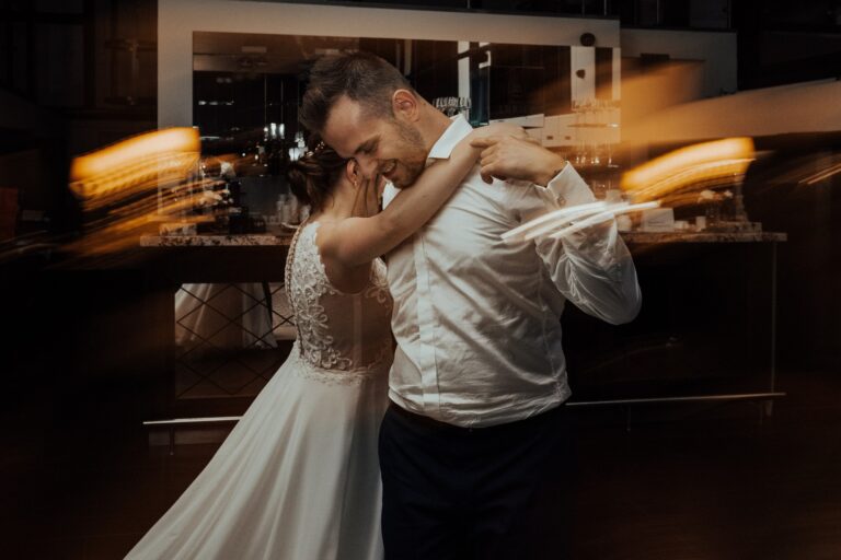 Para Młoda bawi się podczas oczepin na swoim weselu w centrum Krakowa