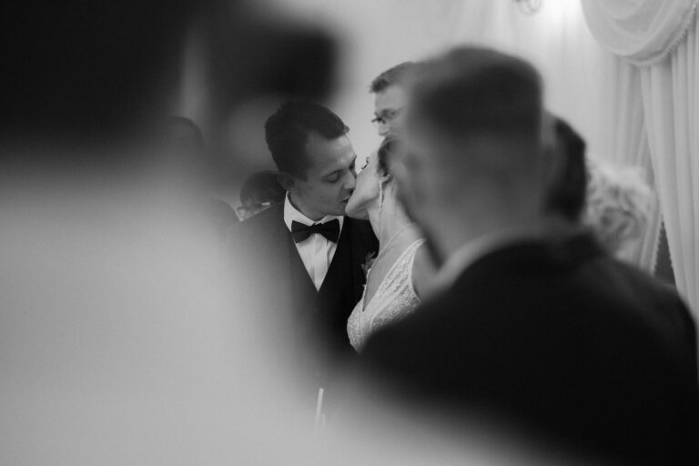 Para Młoda bawi się podczas wesela w okolicach miejscowości Skała i Kraków