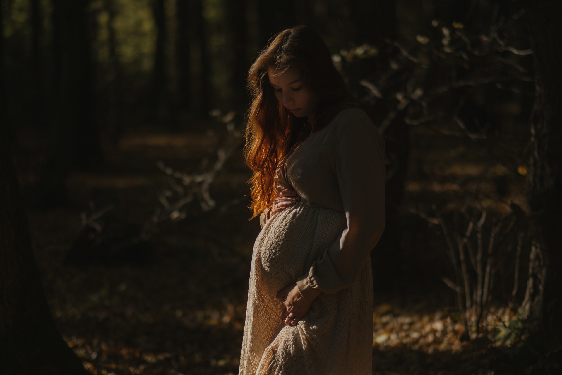 Sesja zdjęciowa ciążowa Moniki w lesie w Żurawicy koło Przemyśla na Podkarpaciu, promyk słońca