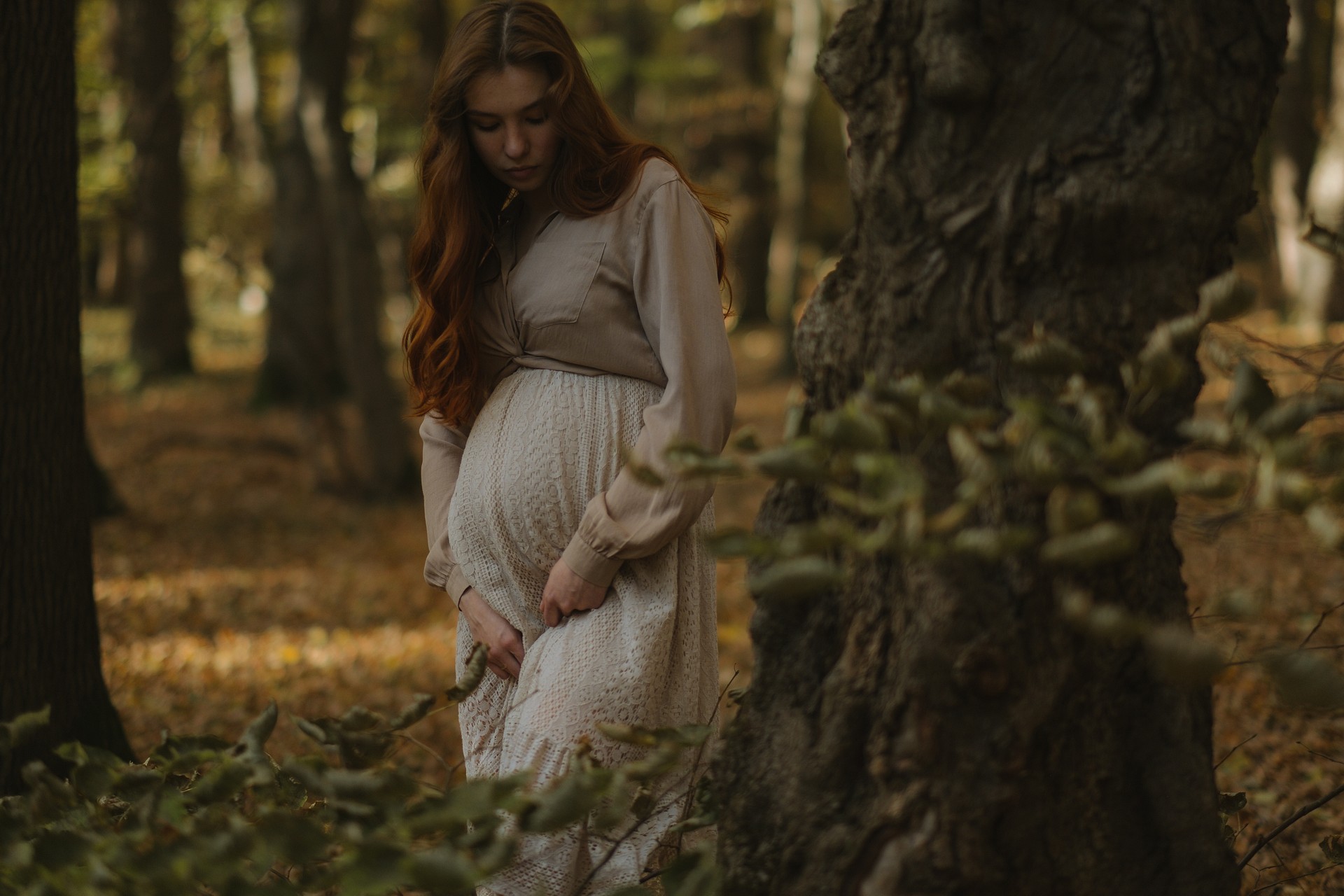 Sesja zdjęciowa ciążowa Moniki w lesie w Żurawicy koło Przemyśla na Podkarpaciu, bliski kadr