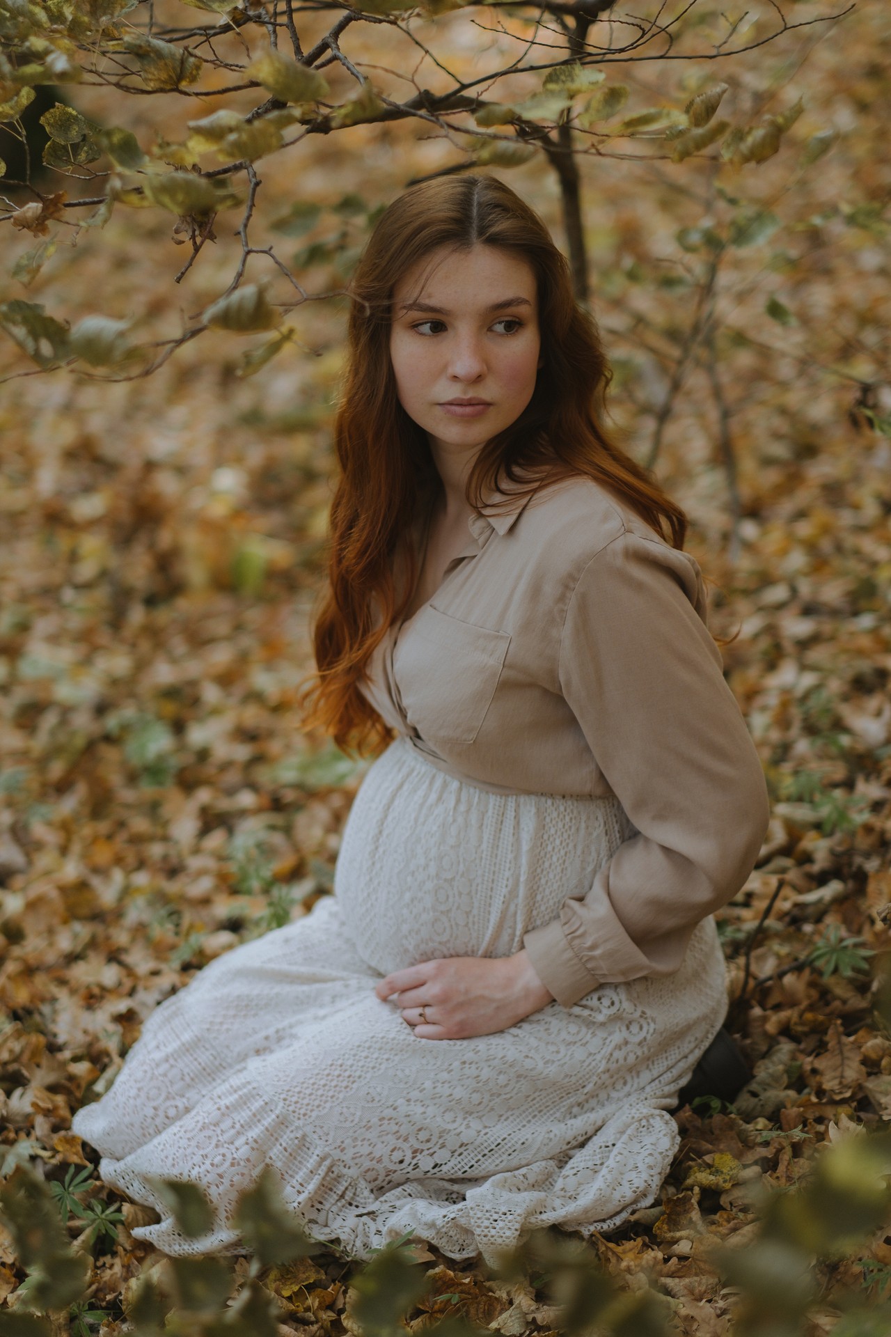 Sesja zdjęciowa ciążowa Moniki w lesie w Żurawicy koło Przemyśla na Podkarpaciu, profil