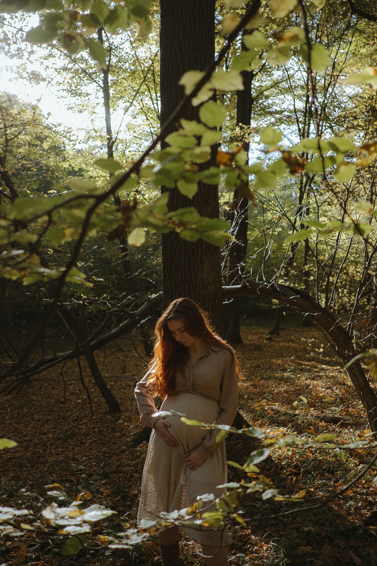 Sesja zdjęciowa ciążowa Moniki w lesie w Żurawicy koło Przemyśla na Podkarpaciu, światłocień