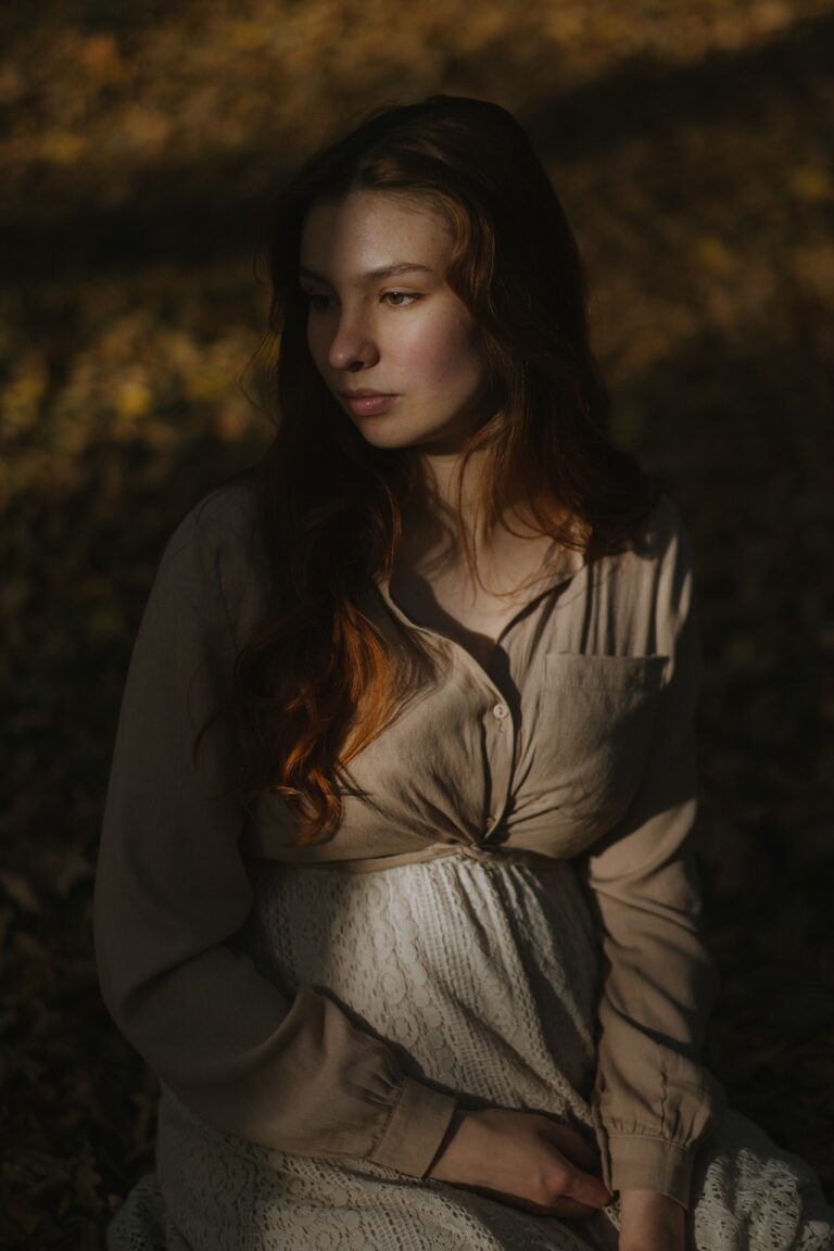 Sesja zdjęciowa ciążowa Moniki w lesie w Żurawicy koło Przemyśla na Podkarpaciu, światłocień