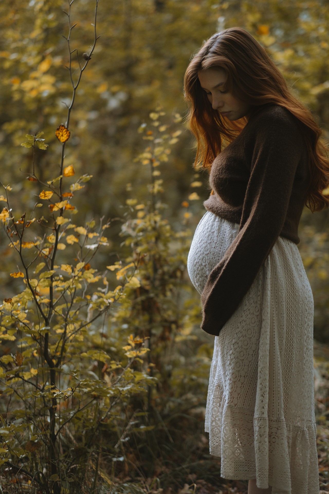 Sesja zdjęciowa ciążowa Moniki w lesie w Żurawicy koło Przemyśla na Podkarpaciu, zdjęcie profilu