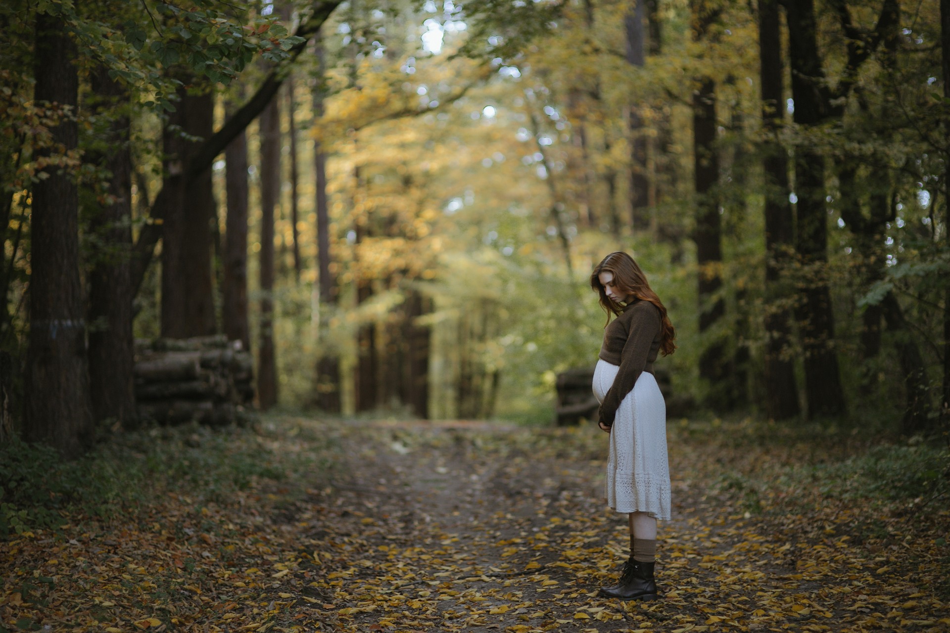 Sesja zdjęciowa ciążowa Moniki w lesie w Żurawicy koło Przemyśla na Podkarpaciu