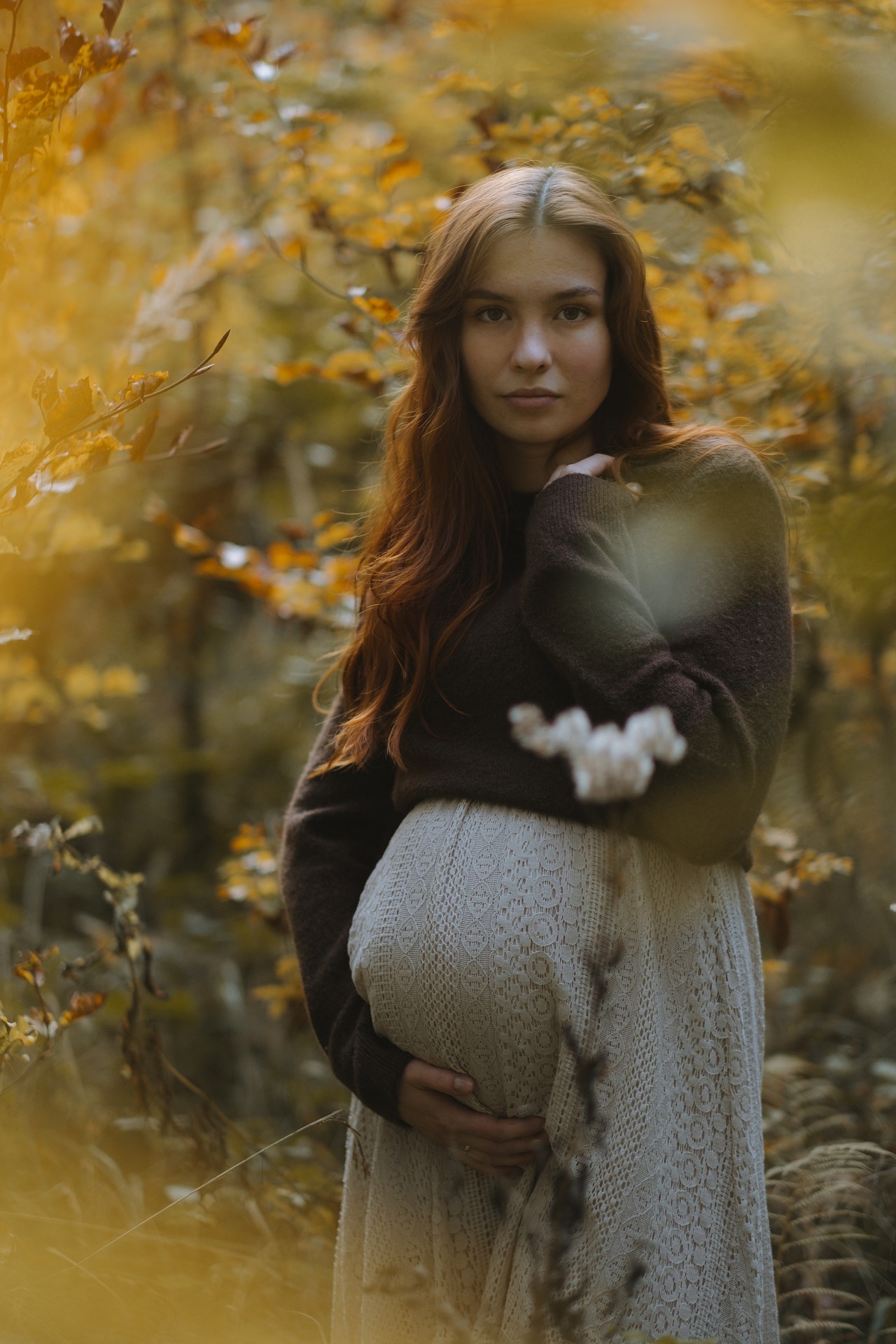 Sesja zdjęciowa ciążowa Moniki w lesie w Żurawicy koło Przemyśla na Podkarpaciu, bliski portret