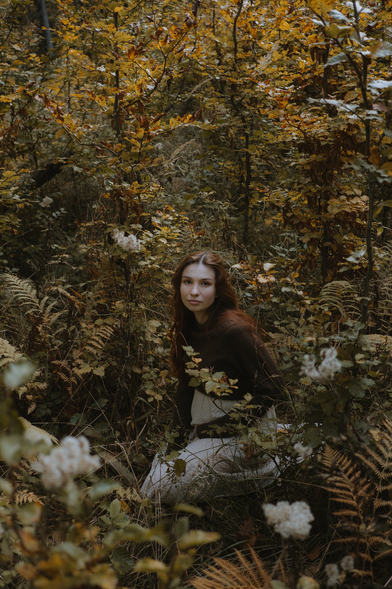 Sesja zdjęciowa ciążowa Moniki w lesie w Żurawicy koło Przemyśla na Podkarpaciu, wśród kwiatów